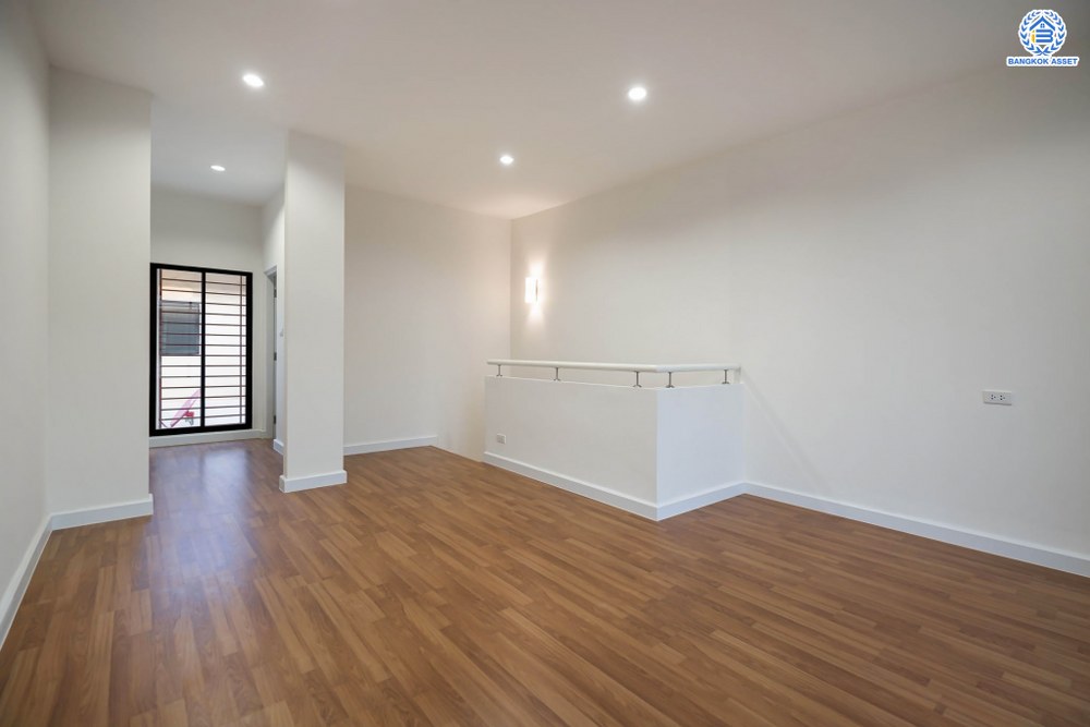 บ้านมือสองตกแต่งใหม่ โครงการ ซิกเนเจอร์ กัลปพฤกษ์ เนื้อที่ 17.10 ตร.ว. ฟังก์ชัน 3 ห้องนอน 3 ห้องน้ำ 2 ที่จอดรถ บ้านสูง 3 ชั้น ภายในกว้าง พื้นที่ใช้สอยเยอะ บนทำเลเดินทางสะดวก ติดถนนกัลปพฤกษ์ เชื่อมต่อกาญจนาภิเษก ใกล้รถไฟฟ้าสายสีน้ำเงิน "สถานีหลักสอง"...